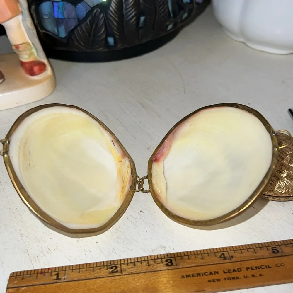 Clam shell powder compact plus 2 mirror compacts Hong Kong